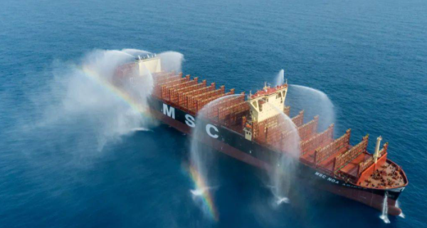 华南制作最大吨海运集装箱船交付