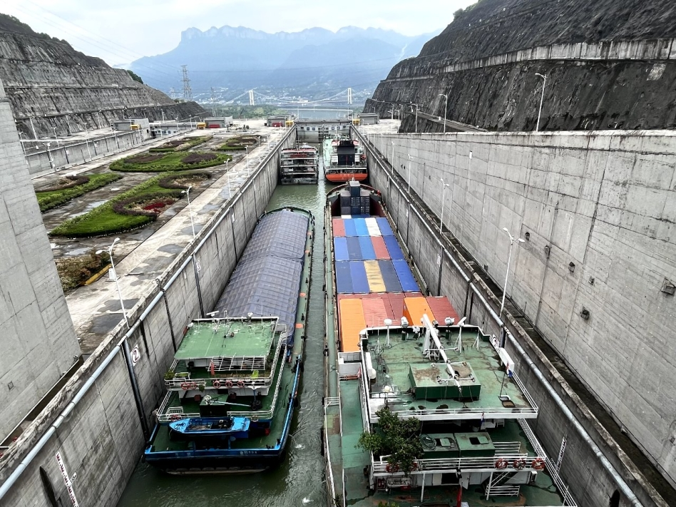 2022年国庆时代长江三峡枢纽通过百万吨货物
