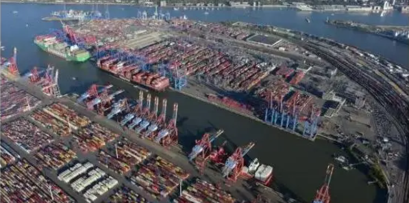 汉堡港大型集装箱船意外撞上码头